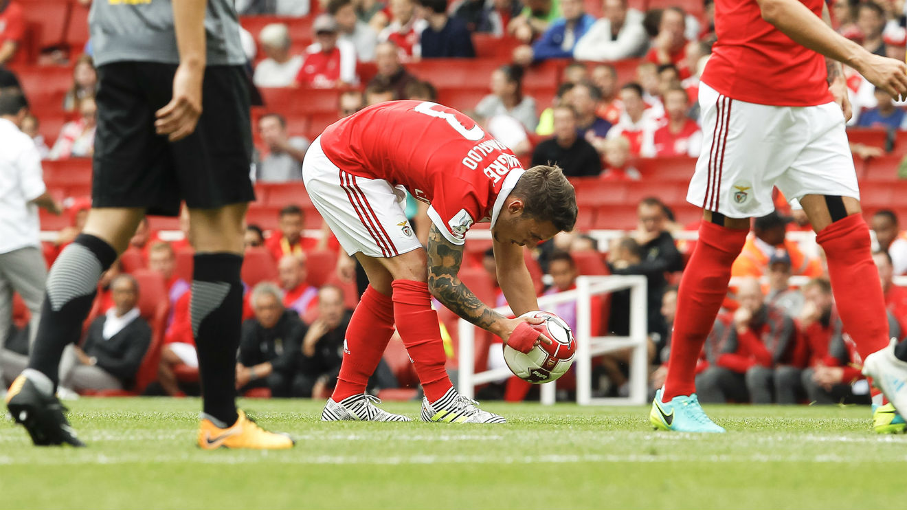 Grimaldo cobra falta pelo Benfica