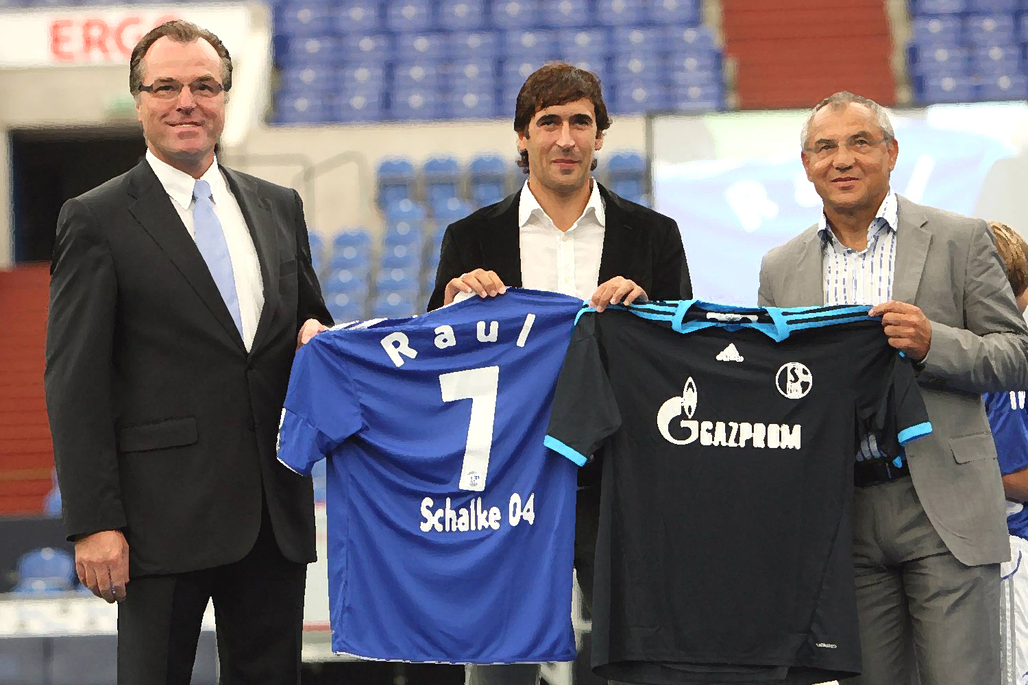 Raúl presented by Magath at Schalke