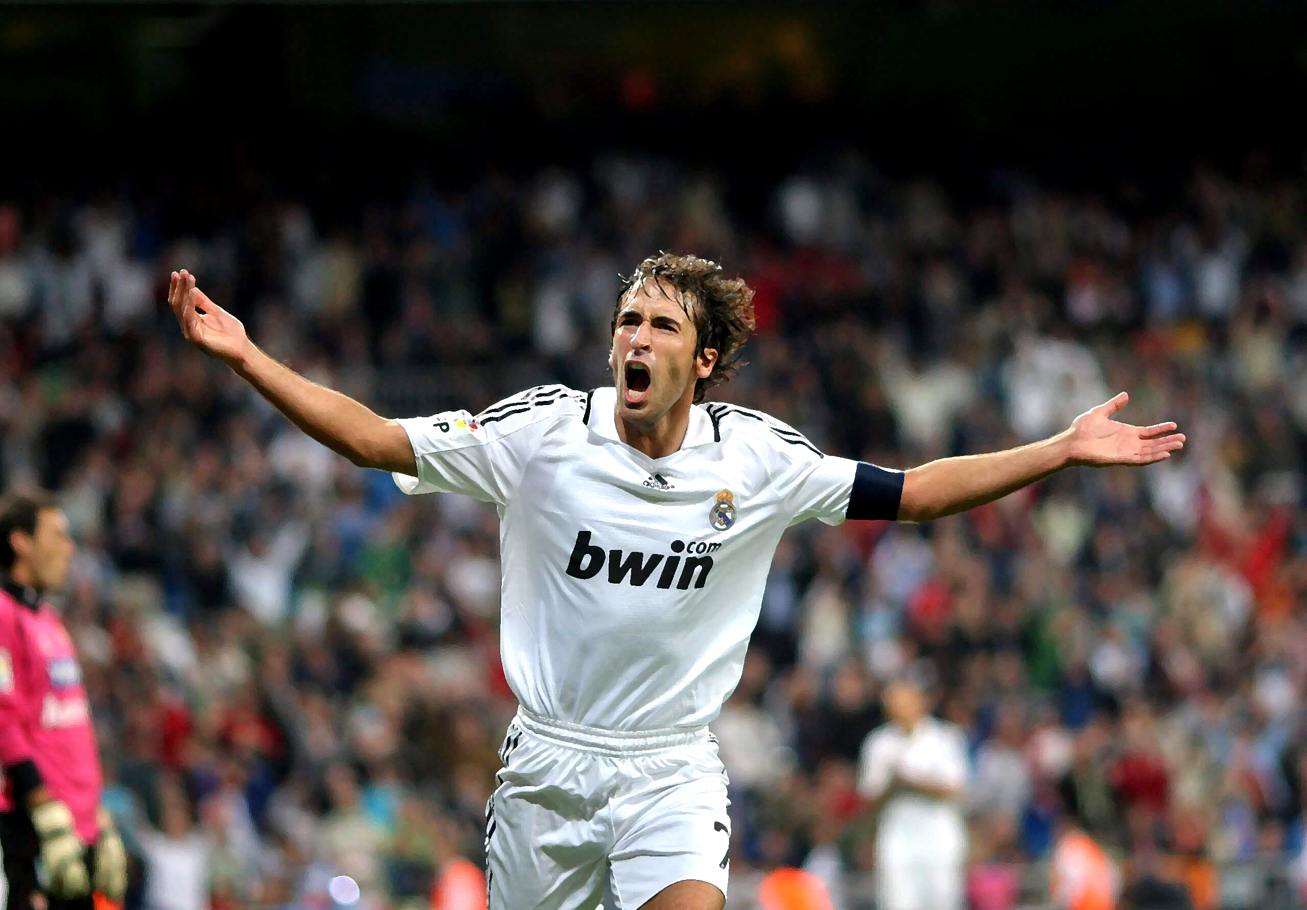 Raúl González scores for Real Madrid