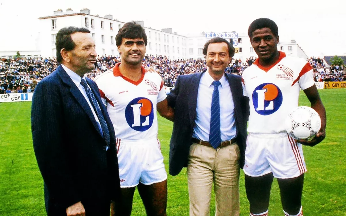 Brown et Julio César jouers du Brest