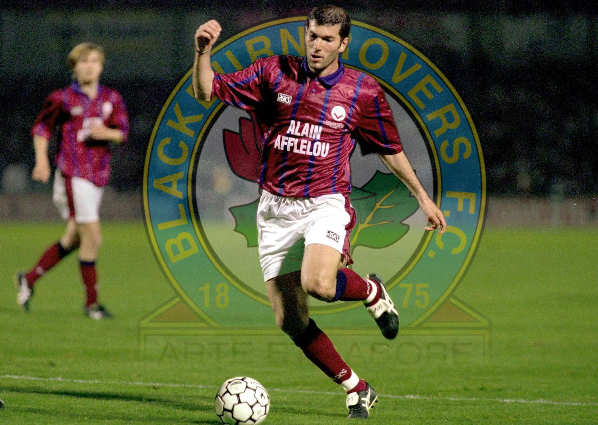 Zidane com a camisa do Bordeaux e o escudo do Blackburn ao fundo